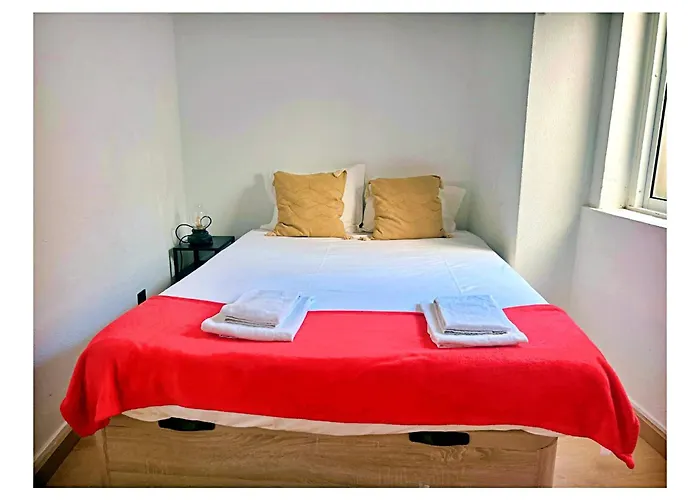 2br Near Estrela Garden Apartment Lissabon